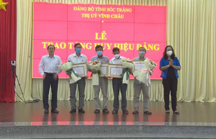Vĩnh Châu trao Huy hiệu Đảng nhân Ngày sinh nhật Bác 19-5